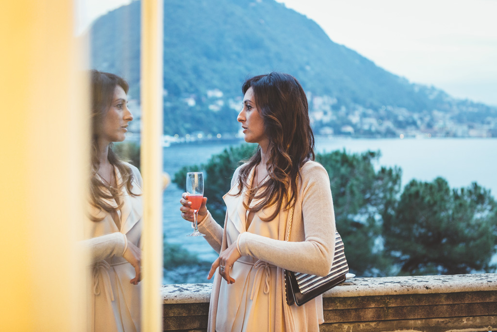 La sposa si specchia davanti alla vetrata di Villa Grumello