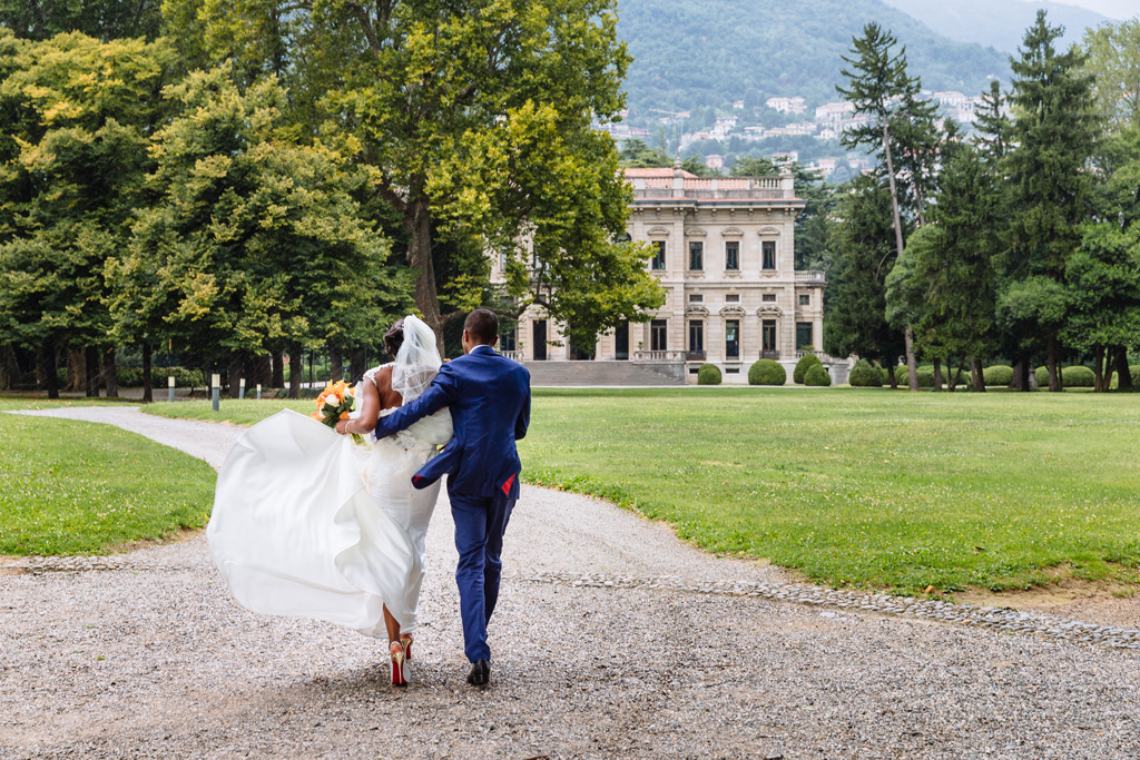 I due sposi si avvicinano a Villa Erba