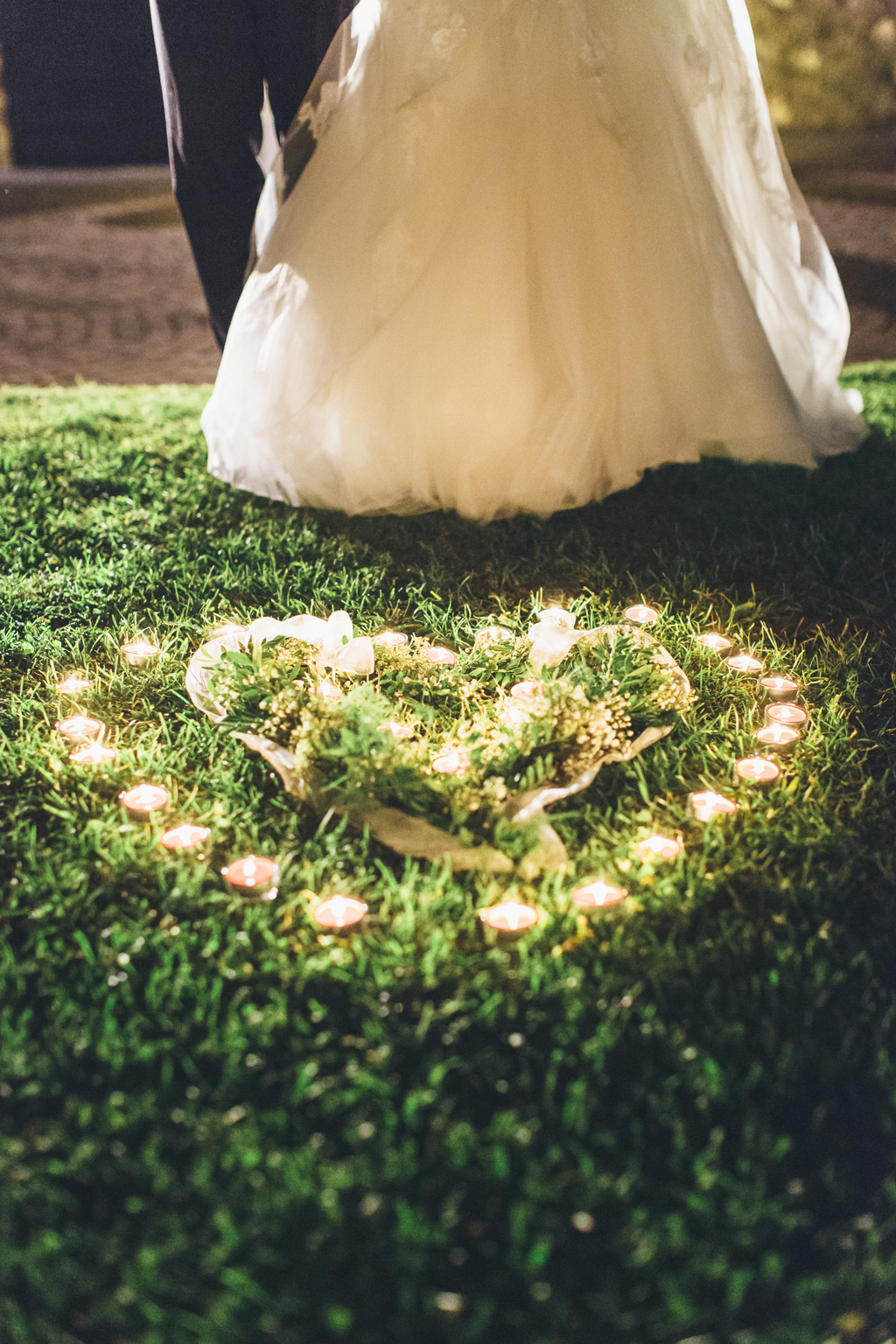 Le candele sono disposte a forma di cuore