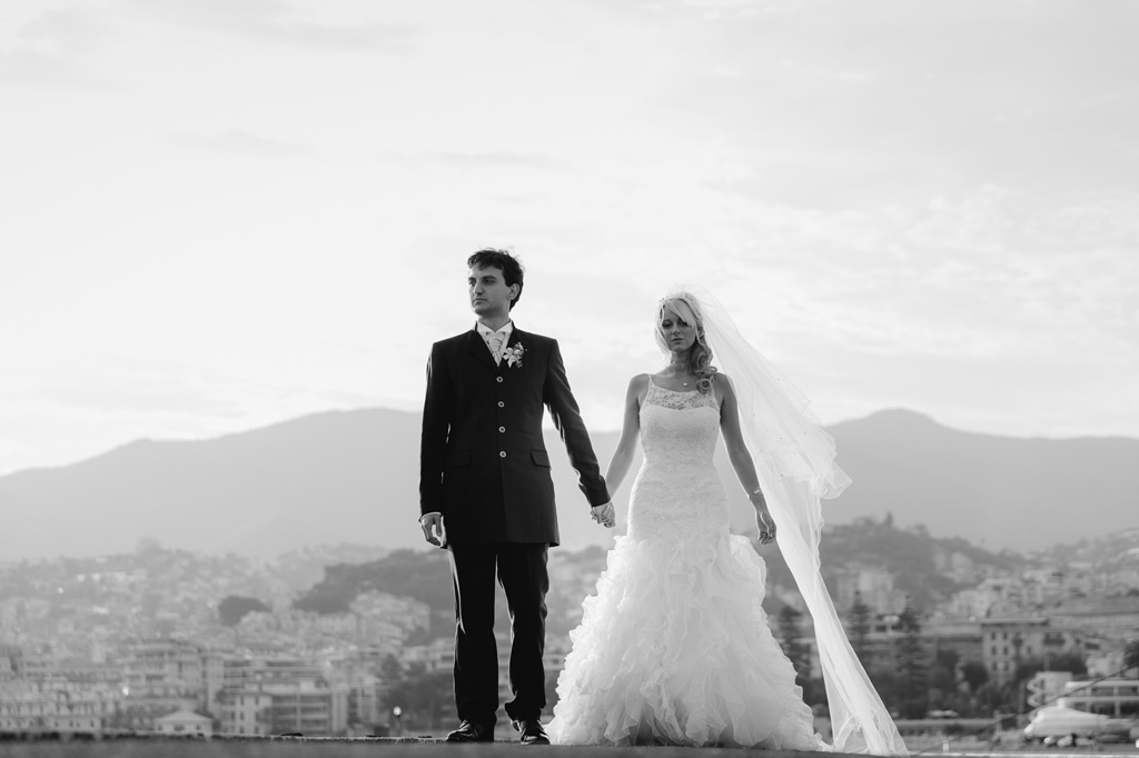 Danilo e Giorgia posano fianco a fianco sullo sfondo dello splendido paesaggio di Sanremo