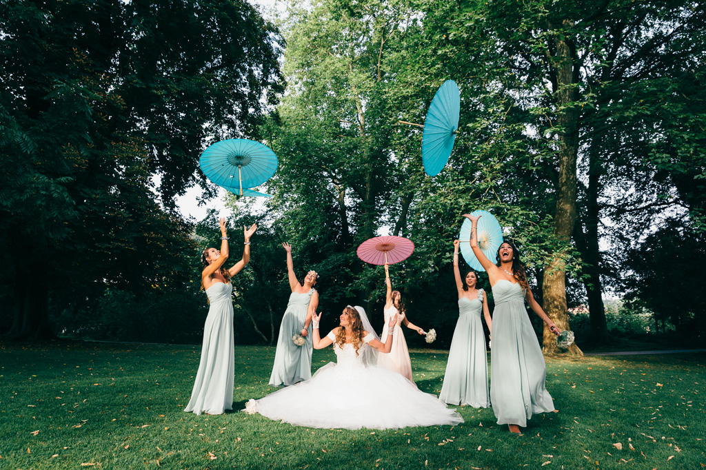 La sposa e le damigelle giocano con degli ombrelli e il fotografo Alessandro della Savia coglie un momento unico