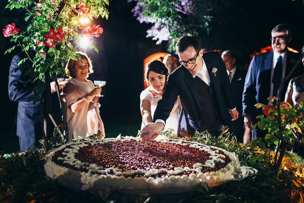 I due sposi, Zeno e Alessandra, tagliano una torta enorme