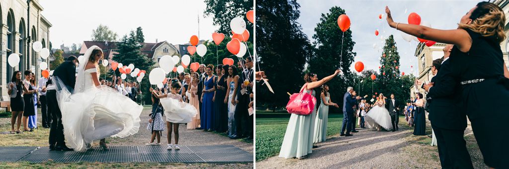 Gli invitati accolgono gli sposi con il lancio dei palloncini