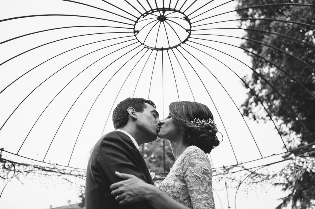 Fotografo Matrimonio Villa Caroli Zanchi I due sposi si baciano sotto il c