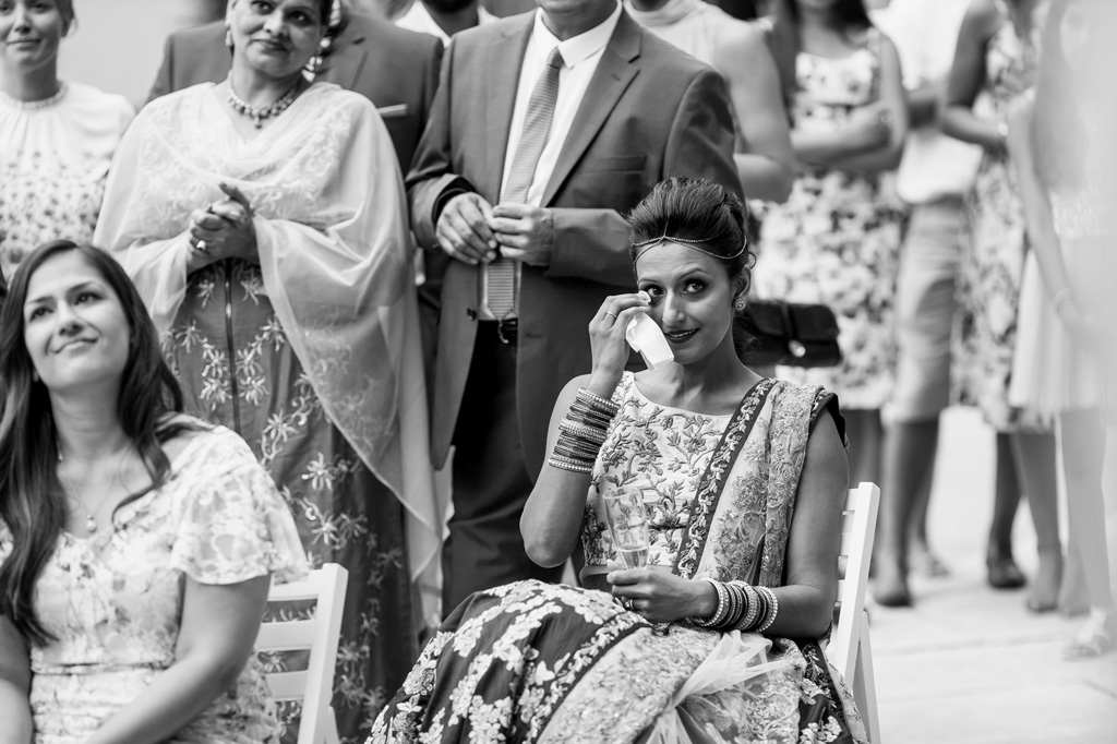 La sposa commossa si asciuga una lacrima in un momento toccante ripreso da Alessandro Della Savia