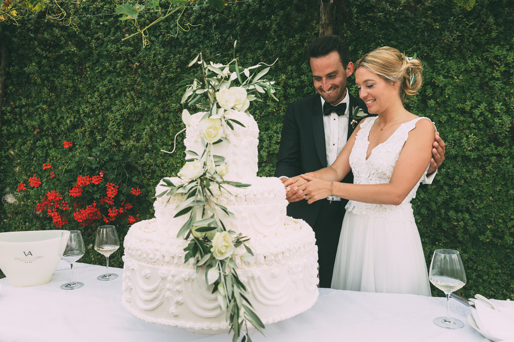 Till e Emily tagliano la prima fetta della torta nunziale