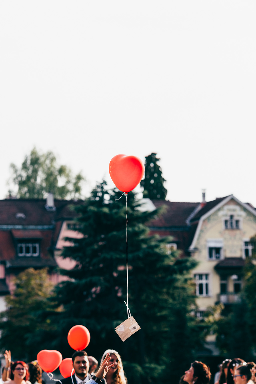Un palloncino porta in cielo una dedica agli sposi