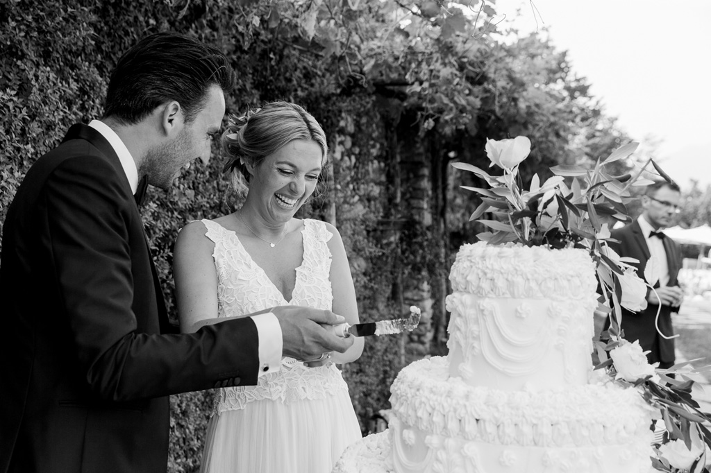 Gli sposi tentano ti tagliare una fetta della torta nunziale