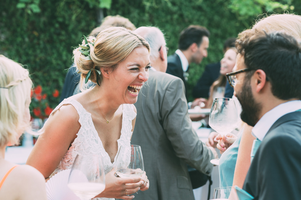 La sposa ride e scherza con gli invitati