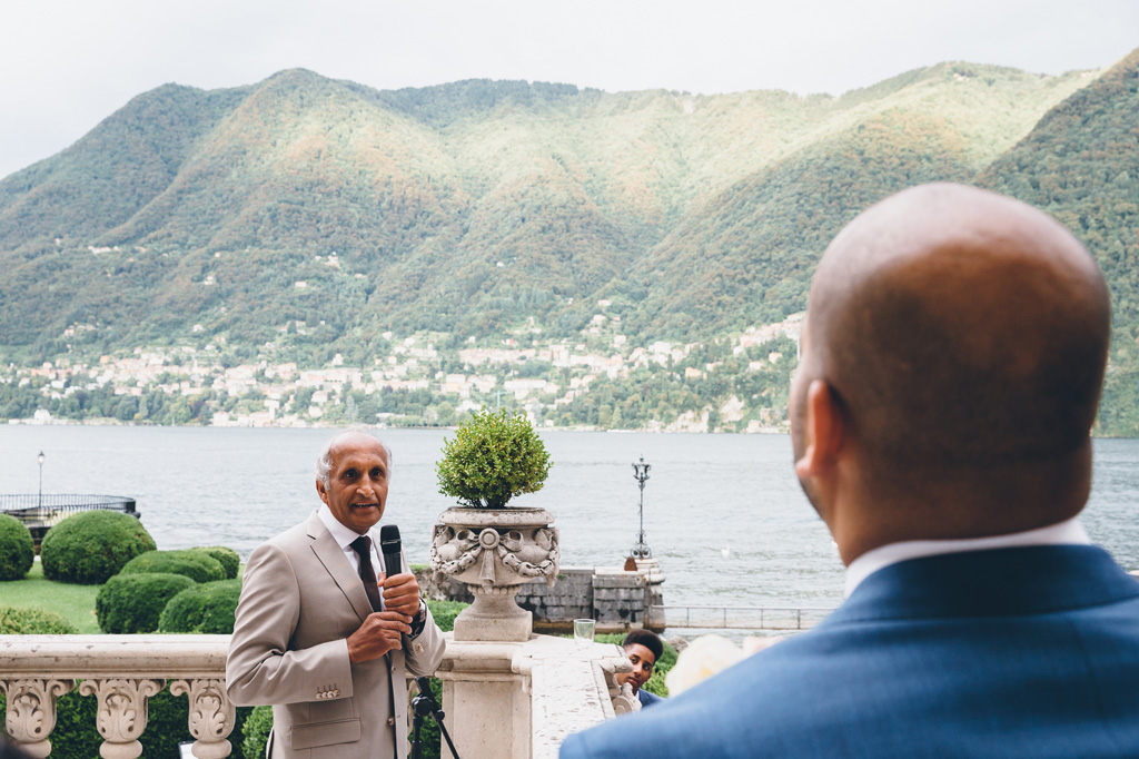 Il padre della sposa pronuncia un discorso in favore degli sposi