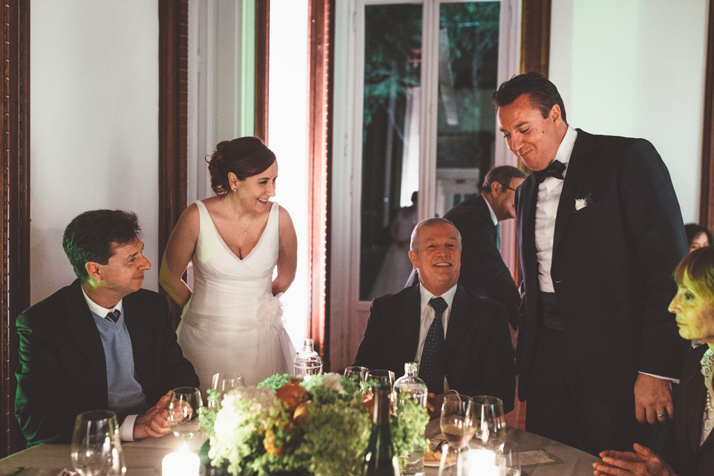 Gli invitati chiacchierano con la sposa Daniela
