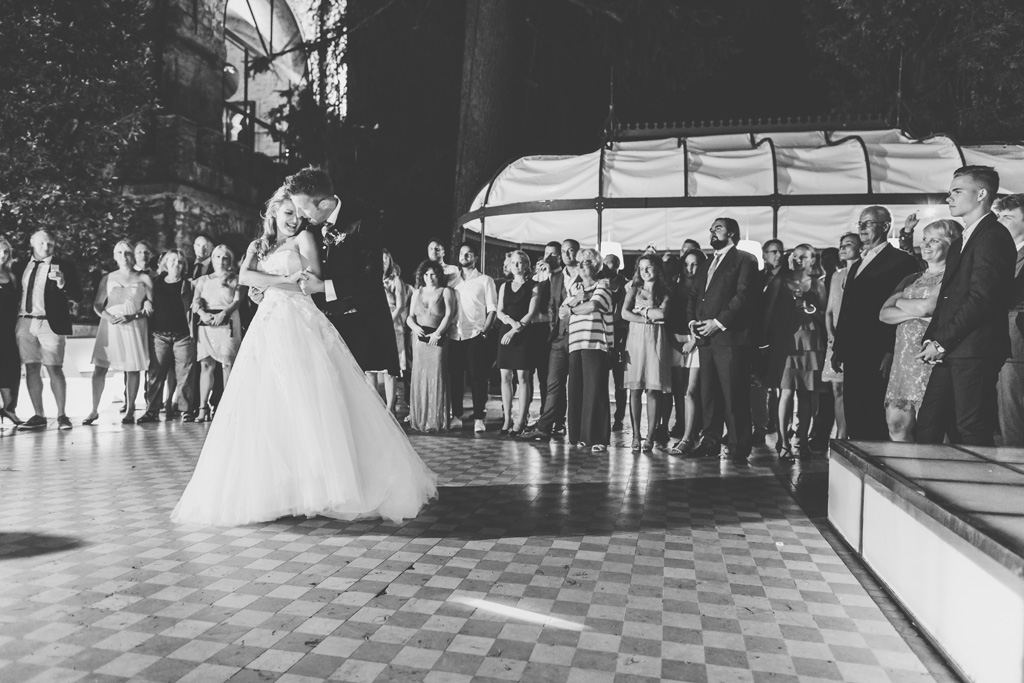 Martin stringe Kathrin mentre ballano un lento romantico ripreso da Alessandro Della Savia