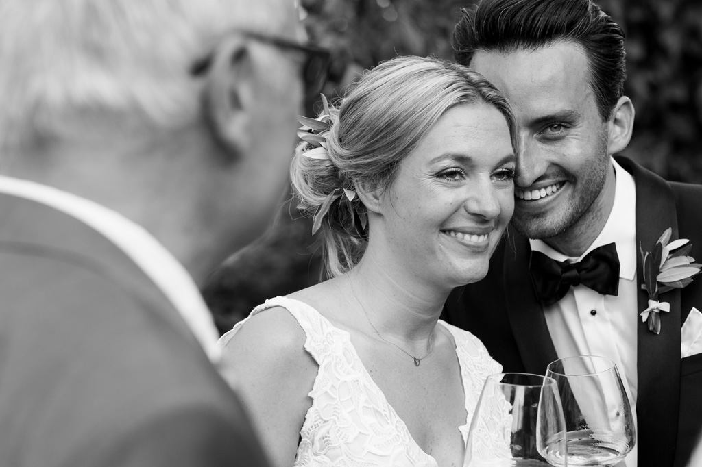 Gli sposi scambiano parole e sorrisi durante il brindisi