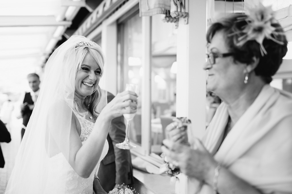 La sposa brinda insieme alla madre dello sposo