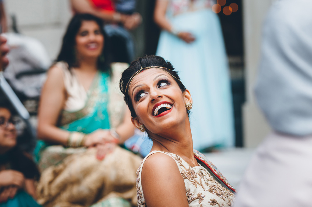 La sposa sorride allegramente durante i discorsi degli invitati