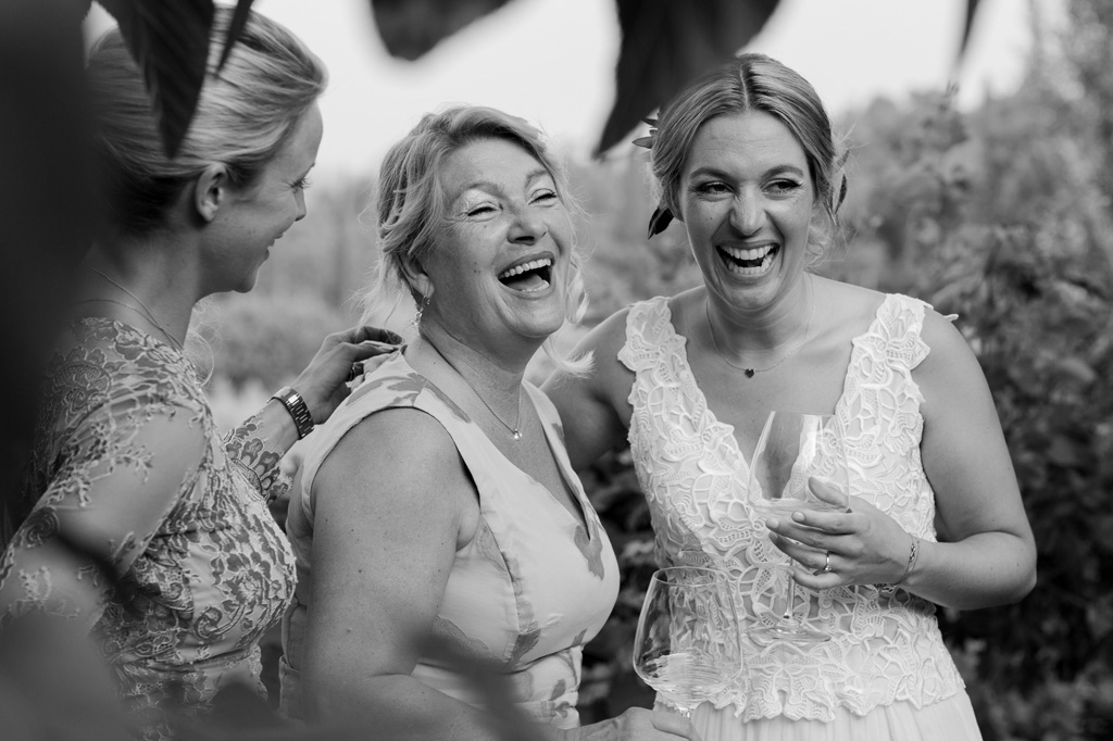 La sposa ride in compagnia della madre