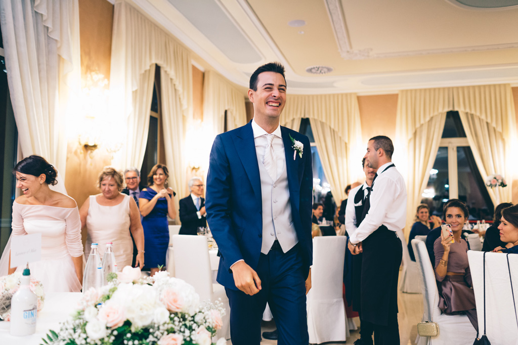 Lo sposo ha un sorriso raggiante durante la festa di ricevimento
