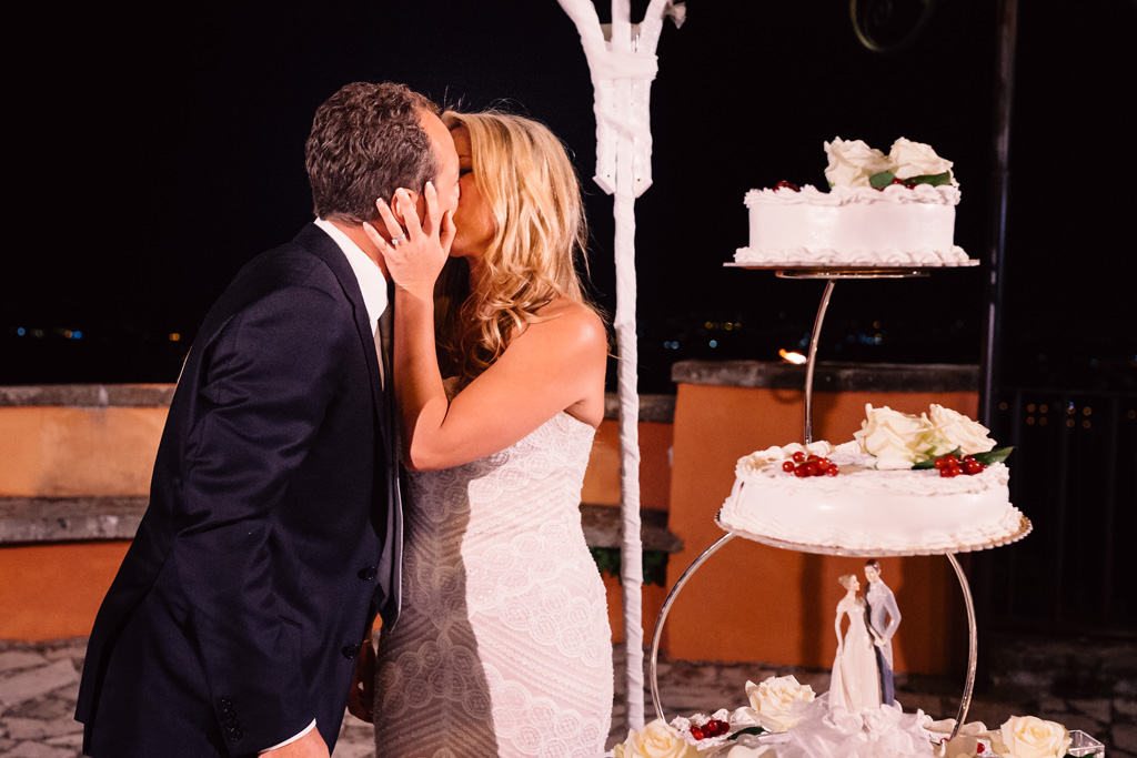 Emmanuele e Brittney si baciano davanti alla torta nunziale