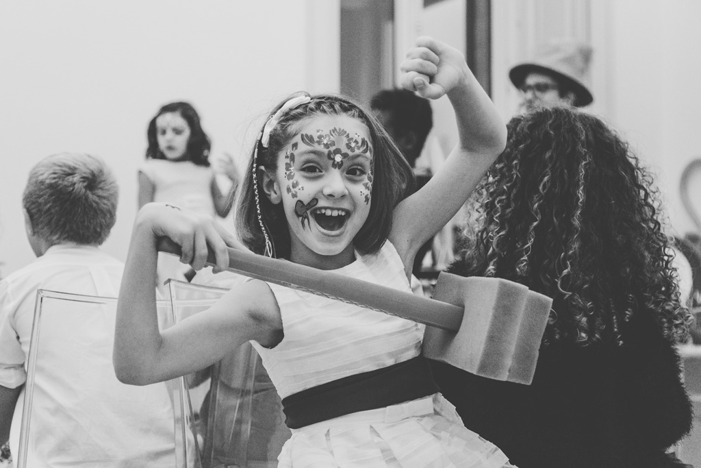 Una bambina mascherata gioca in compagnia dei suoi coetanei