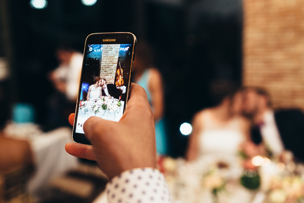 gli invitati si dilettano in scatti con il cellulare