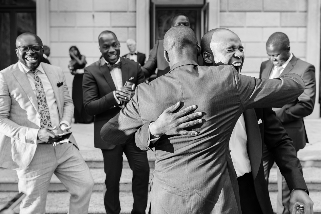 Lo sposo abbraccia gli invitati