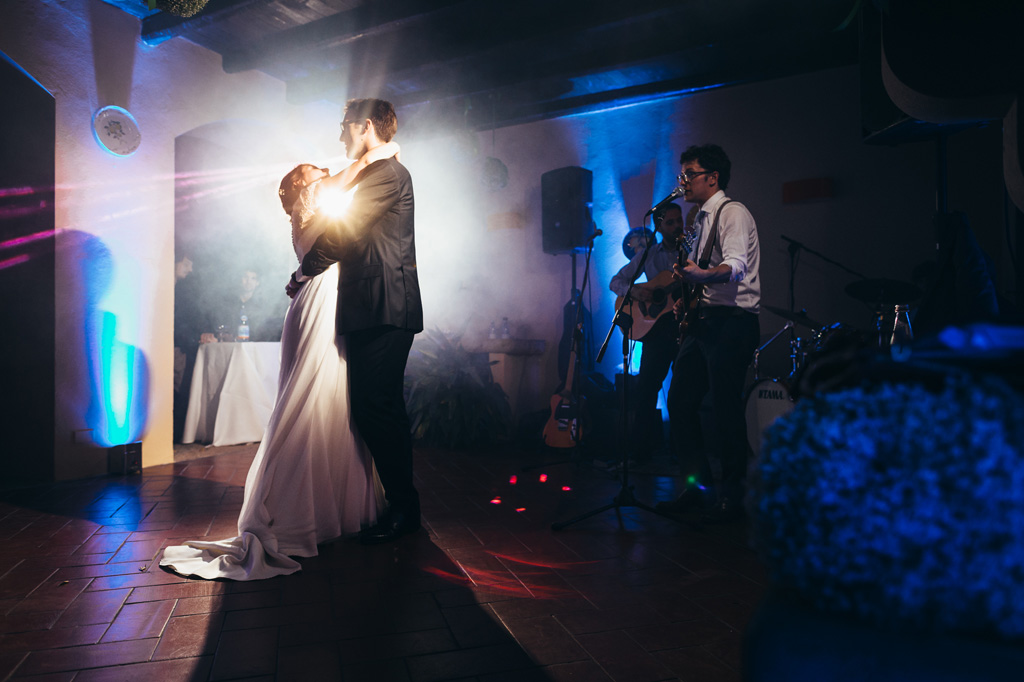 Gli sposi danzano tra le luci stroboscopiche
