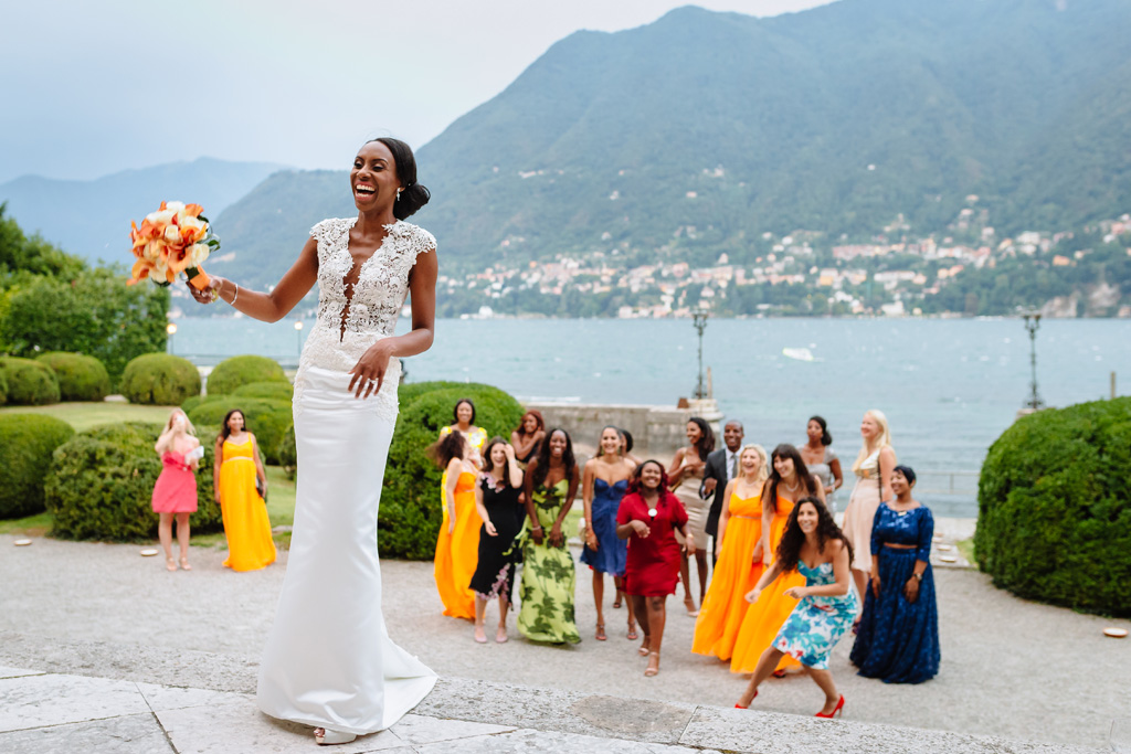 La sposa Ayesha è pronta al lancio del bouquet