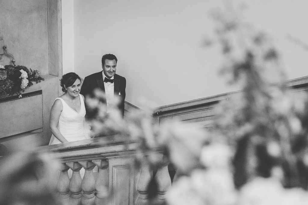 Luca e Daniela salgono le scale di Villa Grumello presso Como