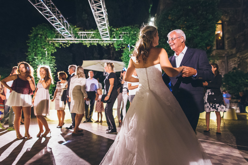 Un invitato danza in compagnia della sposa nella location di Torre San Marco