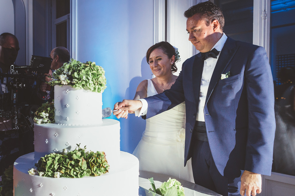 Luca e Daniela tagliano la torta nunziale
