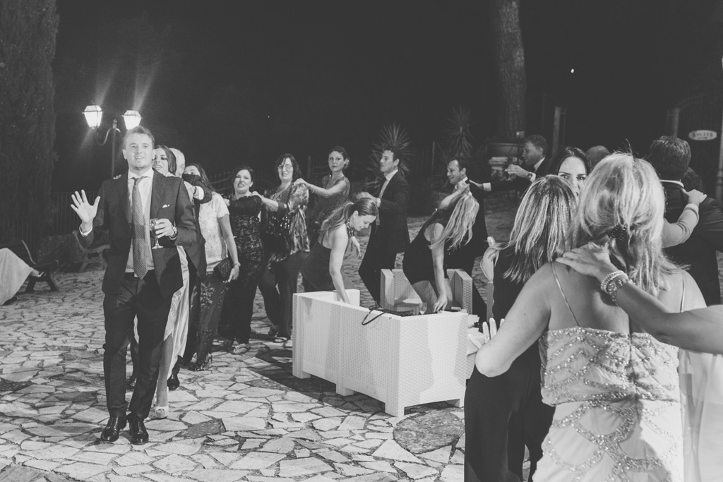 Gli invitati e gli sposi si scatenano con il ballo del trenino nella Villa del Cardinale a Roma