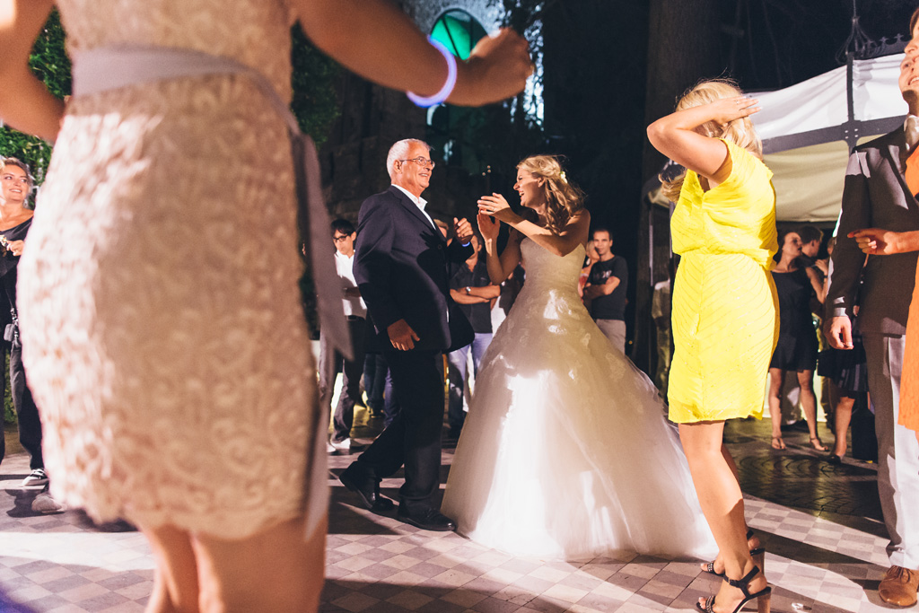 La sposa danza i compagnia di un invitato