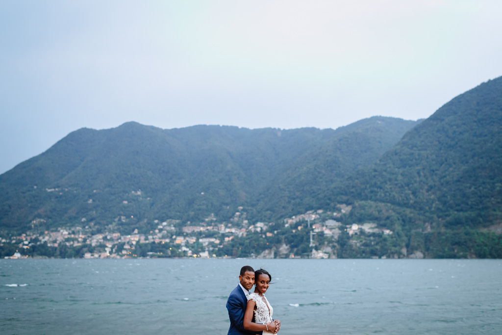 I due sposi posano per il fotografo Alessandro Della Savia nei pressi del Lago di Como