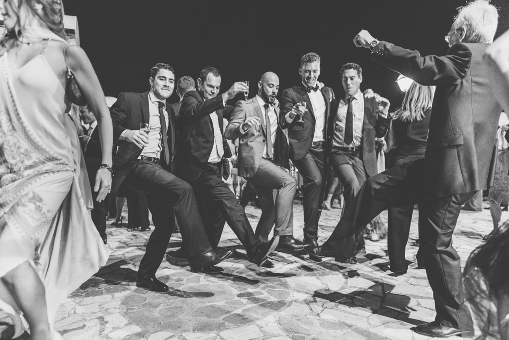 I partecipanti si lanciano in balli di gruppo presso Villa del Cardinale a Roma