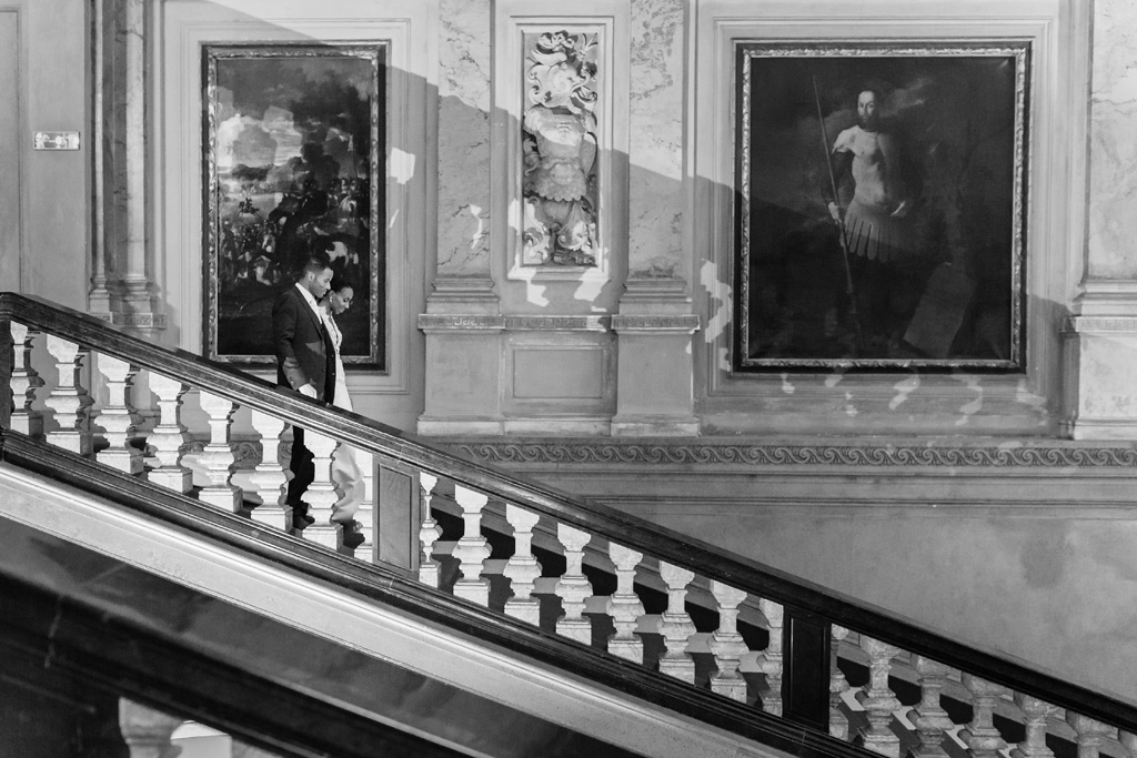 I due sposi passeggiano lungo le scale di Villa Erba