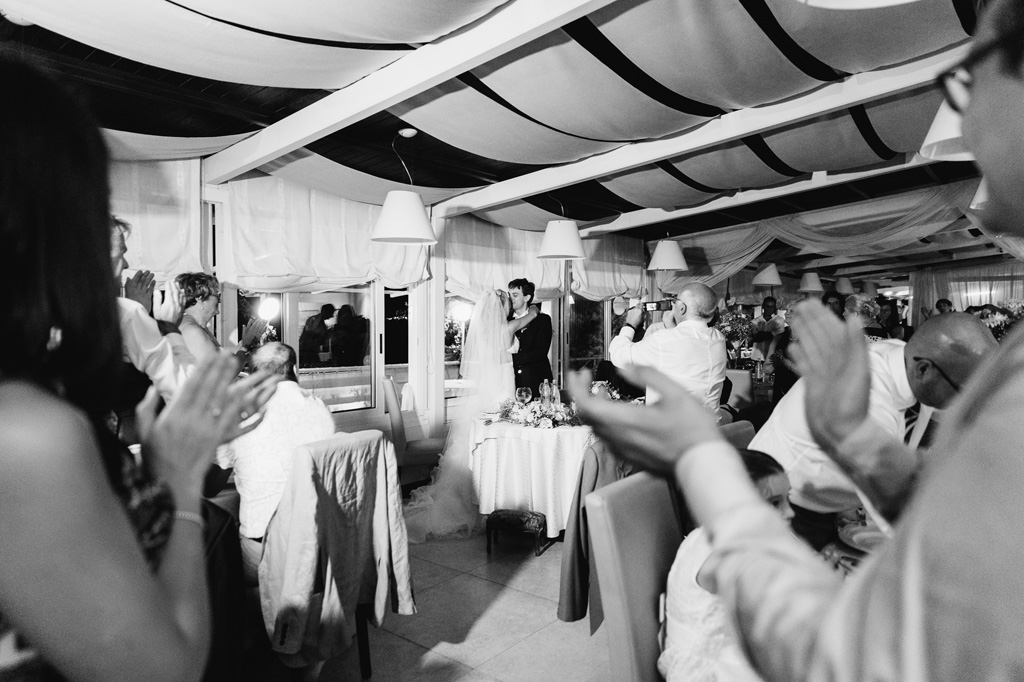 L'accoglienza festosa degli ospiti per l'arrivo degli sposi in sala di ricevimento