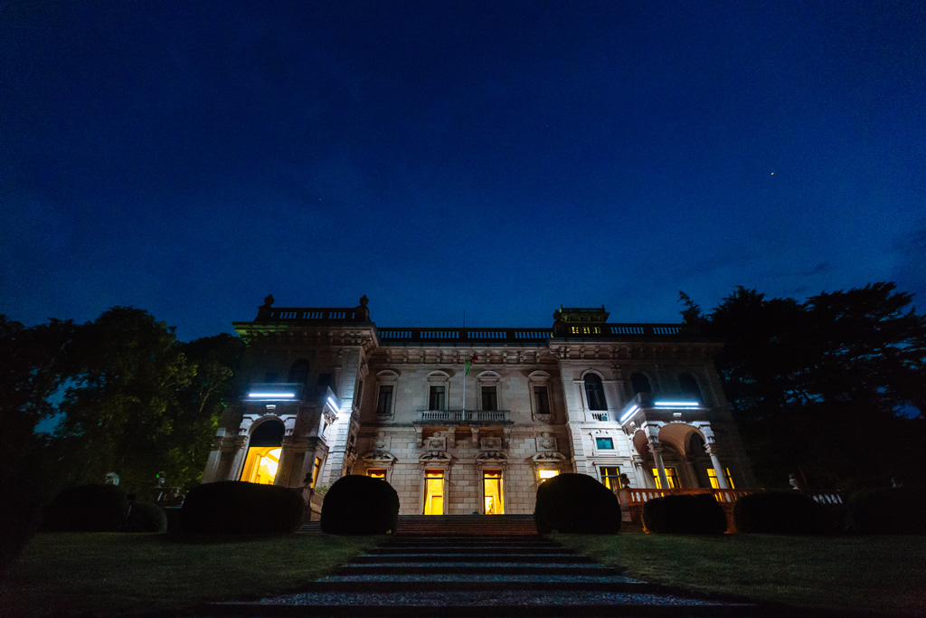 Una panoramica durante il crepuscolo di Villa Erba