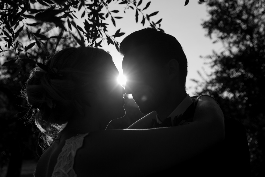 I due sposi si osservano intensamente in controluce