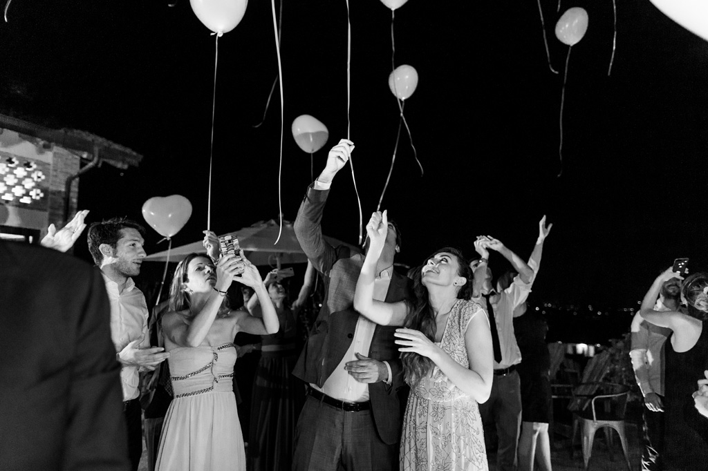 Gli sposi lasciano alcuni palloncini