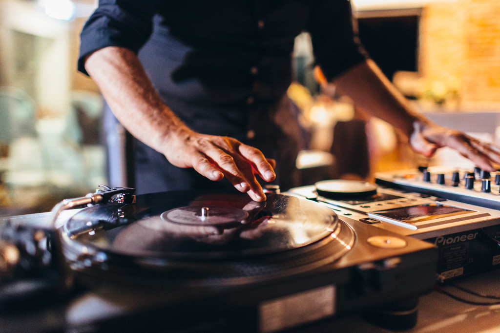 I dj comincia a suonare per una festa infinita