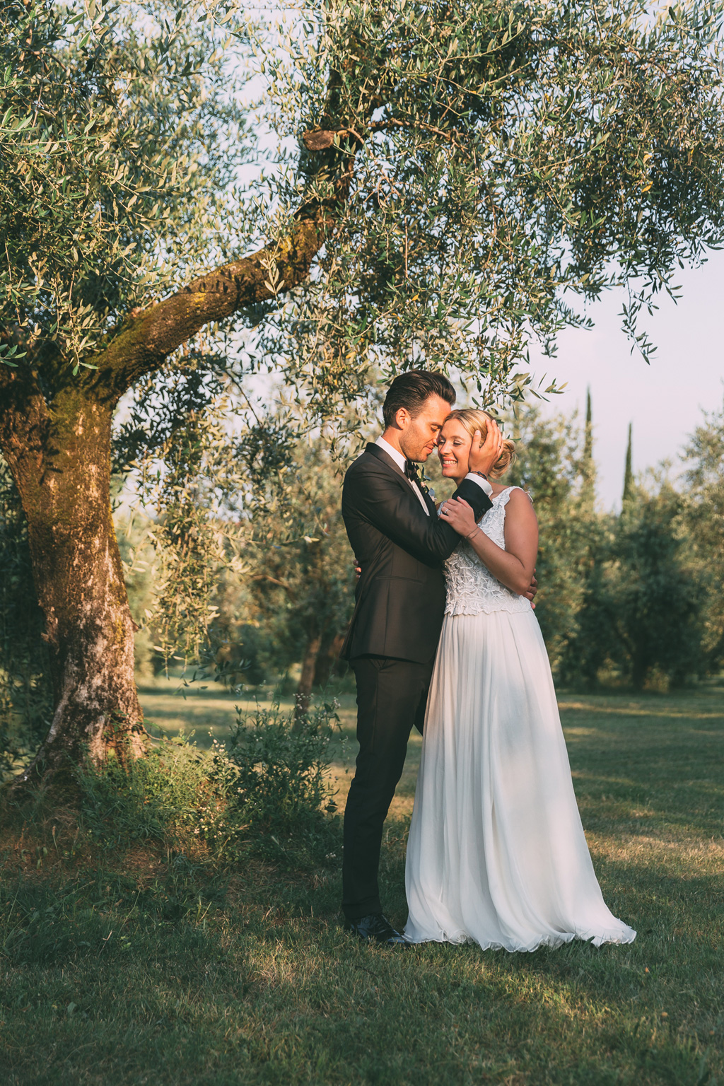 Lo sposo coccola la sposa durante lo shooting con il fotografo Alessandro Della Savia