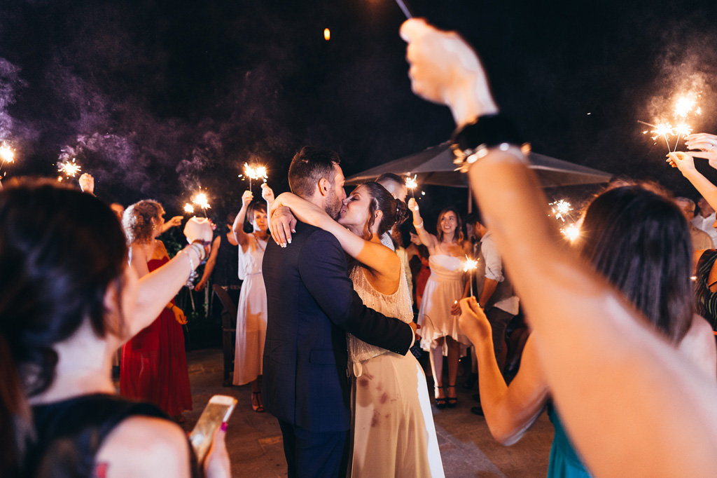 Gli sposi si scambiano qualche bacio durante la serata