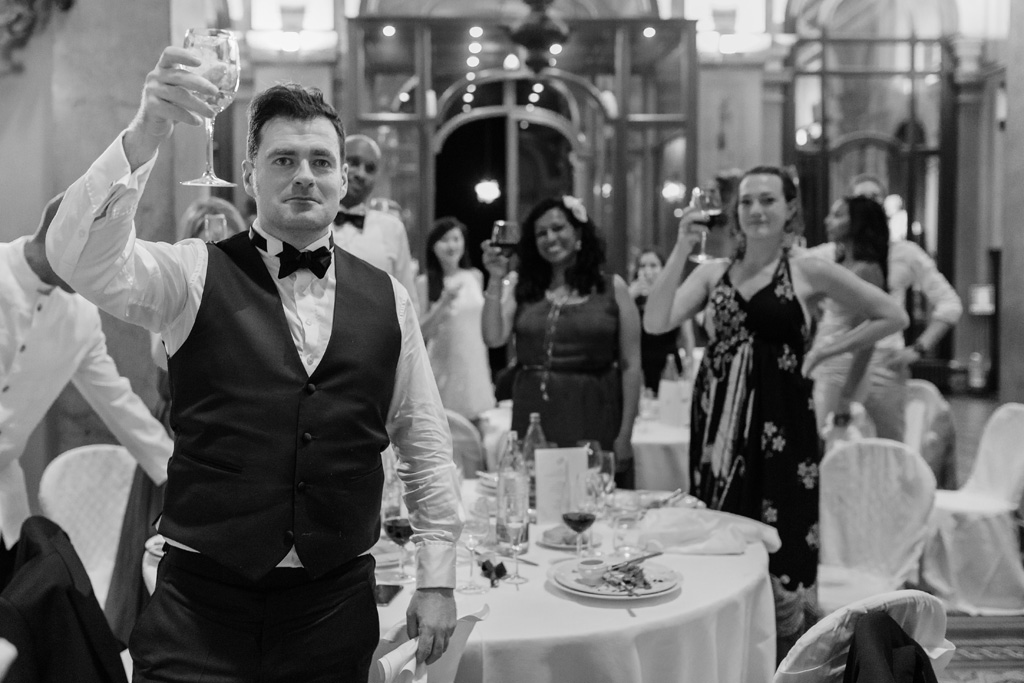 Gli ospiti brindano a una lunga vita d'amore per Tony e Ayesha