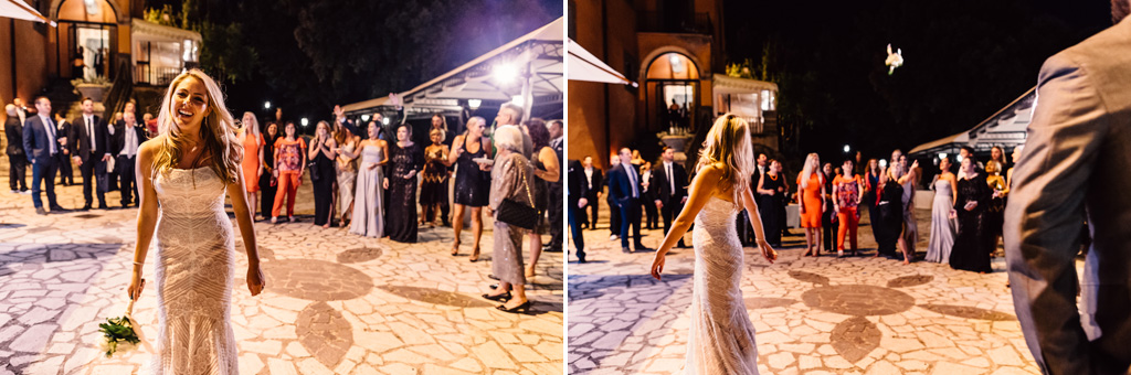 La sposa lancia un mazzo di fiori tra la folla degli invitati