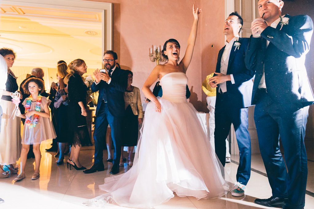 La sposa apre le danze in mezzo alla pista