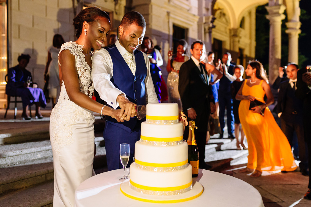 I due sposi, Tony e Ayesha, tagliano la torta nunziale