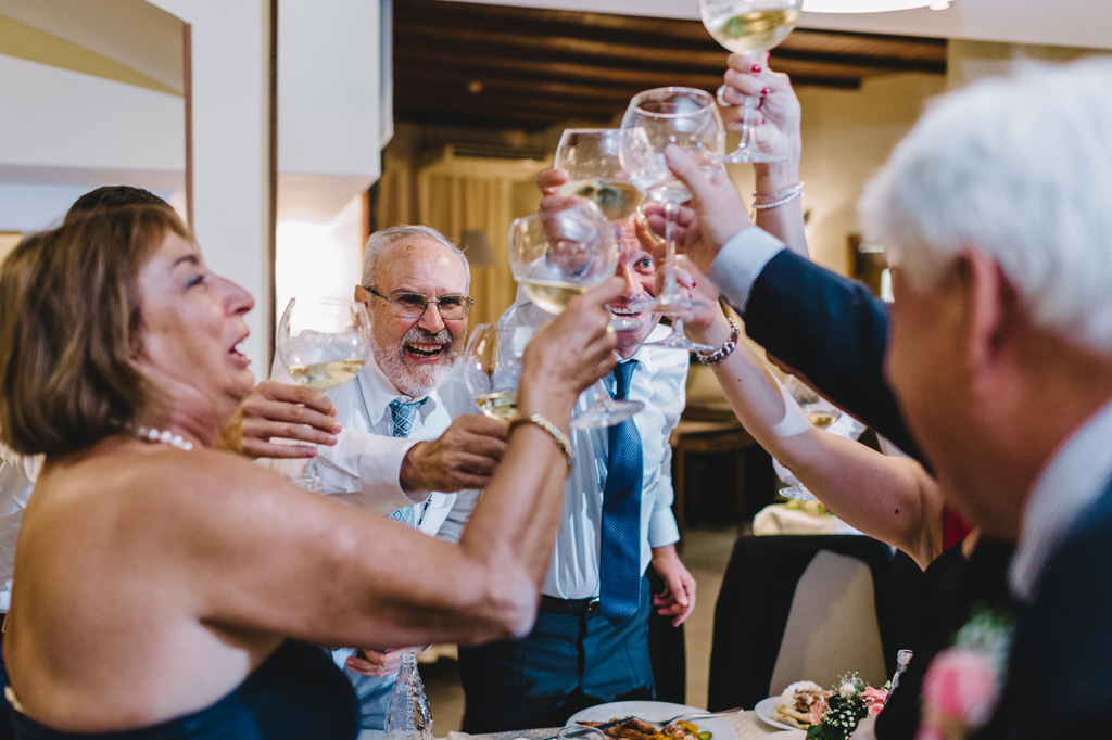 Gli ospiti brindano e ridono durante la festa