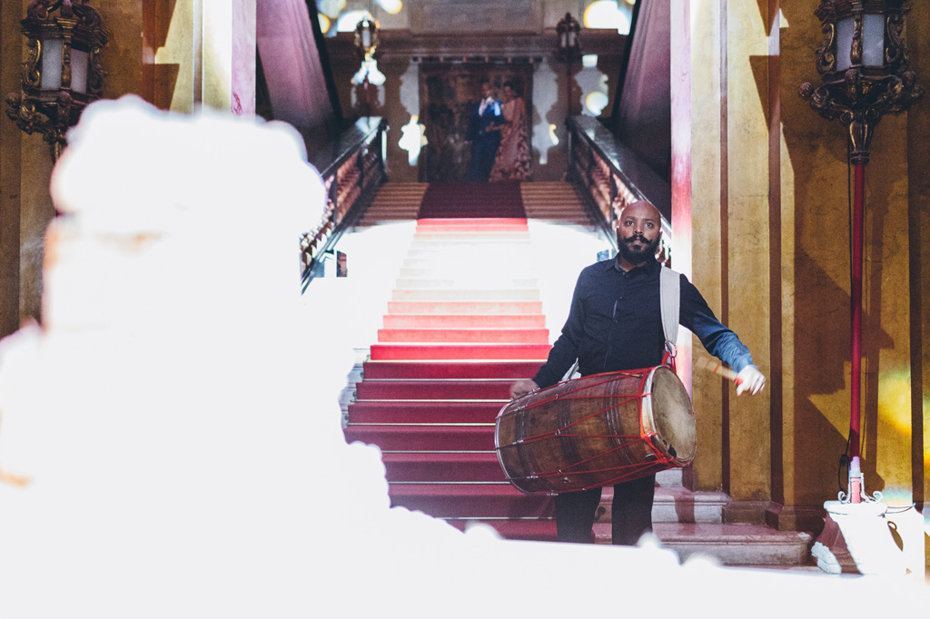 Un musicista scende le scale
