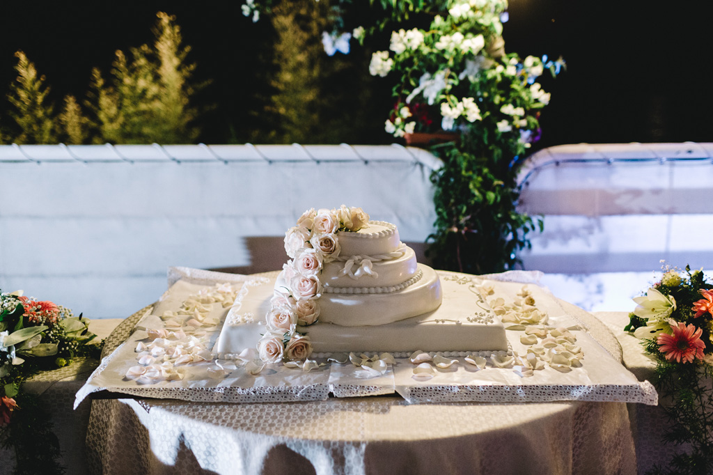 La torta nunziale è servita in tavola
