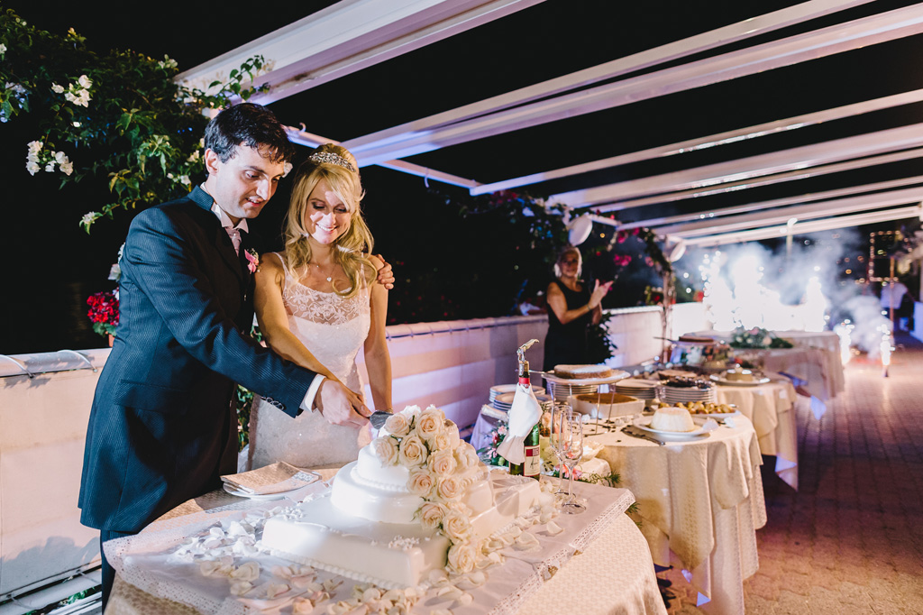 I due sposi, Danilo e Giorgia, tagliano la prima fetta della torta nunziale